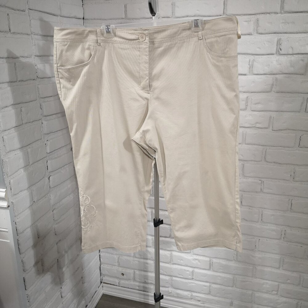 Laura Plus Petites Ladies Size 20 Beige Capri's w/ Tummy Panel & Embroidery